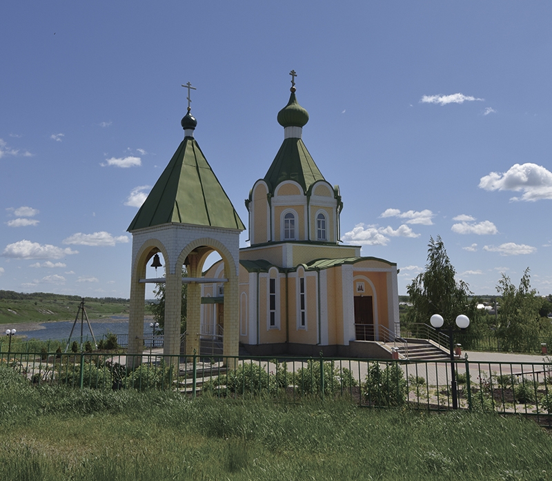 Храм в честь святых чудотворцев и бессребреников Космы и Дамиана  в селе Курасовка
